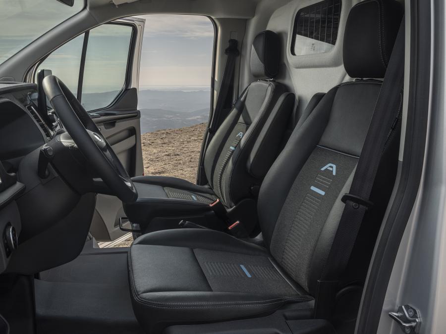 Интерьер Ford Transit Custom Active 2020 года  (EU) (фото 4 из 8)